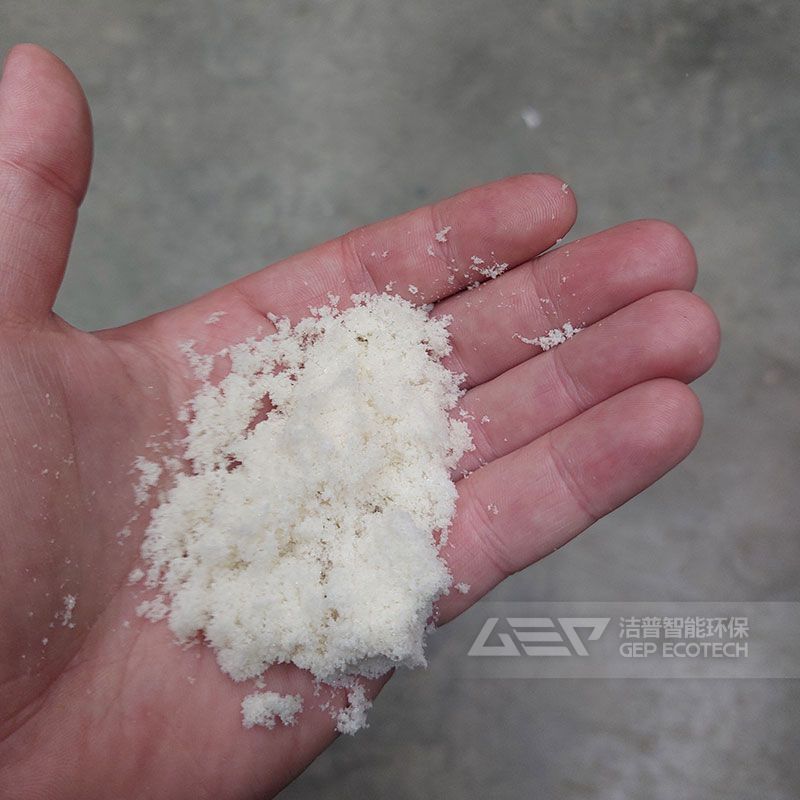 破碎后的聚氨酯泡沫細(xì)顆粒