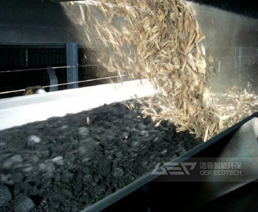 煤炭與木屑混合后進入磨粉機