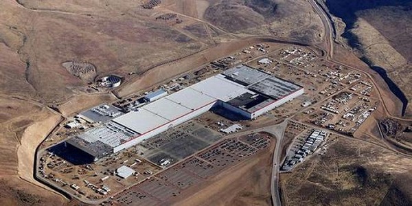 隨著工業(yè)固體廢物的增加，國家會增加固廢處理市場投資，同時，該行業(yè)的企業(yè)規(guī)模會逐漸變大，兼并收購增加。據(jù)國家環(huán)保局統(tǒng)計，全國累計堆積的工業(yè)固體廢物已達到66億噸，占地約5.5萬傾。有些大型企業(yè)雖然建起了填埋場，但由于沒有采取嚴格的防滲措施和缺乏科學的管理，仍存在污染地下水的情況。此外，每年還有超過2000萬噸的工業(yè)固體廢物排入環(huán)境，其中約有1/3直接排入天然水體，成為地表水和地下水的重要污染源之一。據(jù)不完全統(tǒng)計，全國每年由固體廢物造成的環(huán)境污染事故約100起左右，由此造成的環(huán)境糾紛也時有發(fā)生。 工業(yè)固體廢物按危害狀況可分為一般工業(yè)固體廢物和危險廢物。危險廢物指易燃、易爆, 具腐蝕性、傳染性、放射性有毒有害廢物, 除固態(tài)廢物外, 半固態(tài)、液態(tài)危險廢物在環(huán)境管理中通常也劃入危險廢物一類進行管理。工業(yè)廢物消極堆存不僅占用大量土地，造成人力物力的浪費，而且許多工業(yè)廢渣含有易溶于水的物質(zhì)，通過淋溶污染土壤和水體。粉狀的工業(yè)廢物，隨風飛揚，污染大氣，有的還散發(fā)臭氣和毒氣。有的廢物甚至淤塞河道，污染水系，影響生物生長，危害人身健康?？偟膩碚f, 工業(yè)固體廢物會造成土壤、水體和空氣的污染, 而其中的危險廢棄物可以對大類造成極人的危害, 因此, 必須采取措施, 進行合理的管理與處理。 我國在近年來對固體廢物的管理越來越重視，對固體廢物的再生利用得到了較大的發(fā)展。在20世紀90年代之前，工業(yè)固體廢物的綜合利用率不足30%，進入20世紀90年代后，工業(yè)固體廢物的綜合利用率在逐年提高，到20世紀末期，我國工業(yè)固體廢物的綜合利用率已經(jīng)超過了50%，同時，歷年堆存的工業(yè)固體廢物量開始呈現(xiàn)逐年降低的趨勢，雖然歷年堆積量的降低率還不足1%，但已遏制住工業(yè)固體廢物堆積量逐年增加的趨勢。 工業(yè)固廢處理領(lǐng)域也有較大發(fā)展空間。若能達成《大宗工業(yè)固體廢棄物綜合利用發(fā)展”十二五”規(guī)劃》，則到2015年全國工業(yè)固廢市場產(chǎn)值將達到5000億元，預(yù)計2017年我國工業(yè)固廢處理市場年產(chǎn)值將突破6000億元。研究發(fā)現(xiàn)新的工業(yè)固廢處理技術(shù)，解決目前工業(yè)生、生產(chǎn)所面臨的環(huán)境問題，是保護環(huán)境迫切需要解決的問題。當下固廢管理日漸趨嚴，為進一步提高工業(yè)固體廢物的處置效率，潔普環(huán)保致力于研發(fā)高精尖的垃圾破碎機技術(shù)，專業(yè)制造工業(yè)固廢破碎設(shè)備。設(shè)備質(zhì)量堅固、設(shè)計完美、性能優(yōu)越。在作業(yè)過程中，該設(shè)備高效、環(huán)保又經(jīng)濟，深受世界范圍客戶信賴。 潔普環(huán)保智能工業(yè)固廢破碎設(shè)備特點： 1整體式刀箱堅固耐磨，延長設(shè)備使用壽命，節(jié)約了維護成本； 2. 定刀可獨立拆卸，極大減少了工人工作量，提高了生產(chǎn)連續(xù)性； 3. 進口軸承耐負荷高、壽命長，防塵防水防污，保障了機器連續(xù)穩(wěn)定運行； 4.動刀采用歐洲進口材料制造，經(jīng)過熱處理，使用壽命長； 5. 采用西門子PLC觸摸屏控制柜，配置精致電氣元器件，穩(wěn)定性好，易操作； 6. GEP智能化專利技術(shù)，實現(xiàn)自動潤滑、智能監(jiān)測、異常報警，遇不可破碎物自動反轉(zhuǎn)等功能。 數(shù)量龐大、種類繁多、成分復(fù)雜、處理較困難等特點，我國工業(yè)固廢綜合利用產(chǎn)業(yè)與發(fā)達國家相比，工業(yè)固廢綜合利用行業(yè)整體效益差，普遍存在重發(fā)展輕質(zhì)量、要政策不講效益問題，在很大程度上制約了工業(yè)固廢綜合利用產(chǎn)業(yè)的持續(xù)健康發(fā)展。今年5月份，又有一波新政助力。工業(yè)和信息化部發(fā)布了《工業(yè)固體廢物資源綜合利用評價管理暫行辦法》和《國家工業(yè)固體廢物資源綜合利用產(chǎn)品目錄》，旨在建立科學規(guī)范的工業(yè)固體廢物資源綜合利用評價制度，通過關(guān)鍵共性技術(shù)的研發(fā)、應(yīng)用和推廣，推動工業(yè)固體廢物資源綜合利用，實現(xiàn)產(chǎn)業(yè)規(guī)?；?、高值化、集約化發(fā)展。除去政策上的不斷完善，在執(zhí)行層面，我國工業(yè)固廢資源化道路也在大步向前。今年以來，黨中央國務(wù)院高度重視固體廢物管理工作，啟動了固體廢物污染環(huán)境法的修訂和執(zhí)法檢查相關(guān)工作，并在長江經(jīng)濟帶等重點地區(qū)開展固體廢物大排查，嚴格固體廢物全過程的管理。另外，各類污染防治攻堅戰(zhàn)的打響，為我國工業(yè)固廢的資源化利用，尤其是高質(zhì)量發(fā)展提供了難得的機遇。